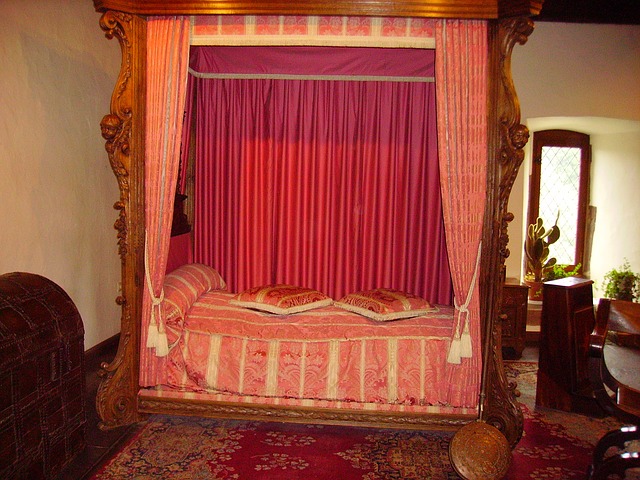 zámecká postel s baldachýnem – růžová